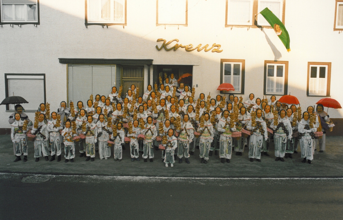 Die Hansel der Narrenzunft vor dem Gasthaus zum Kreuz